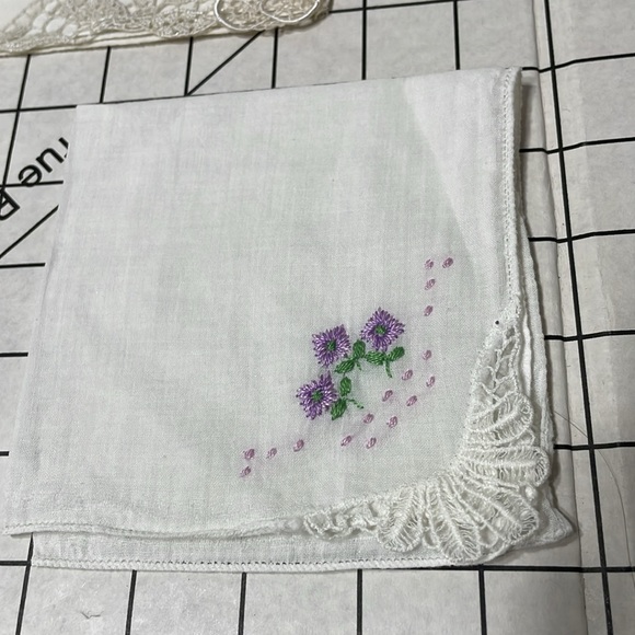 Lot of vintage handkerchiefs/linens w/embroidery and lace embellishments - Picture 3 of 16